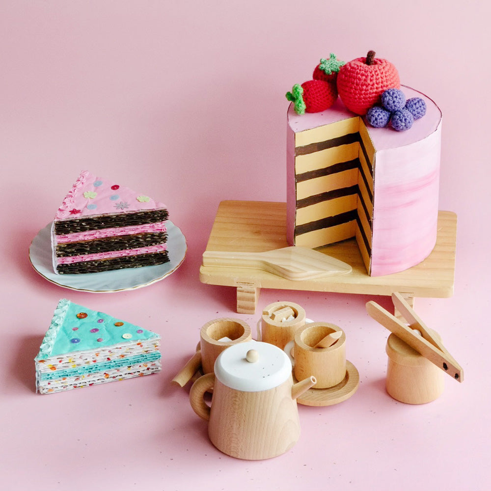 Make your own layered sponge cakes 🎂 using recycled materials!