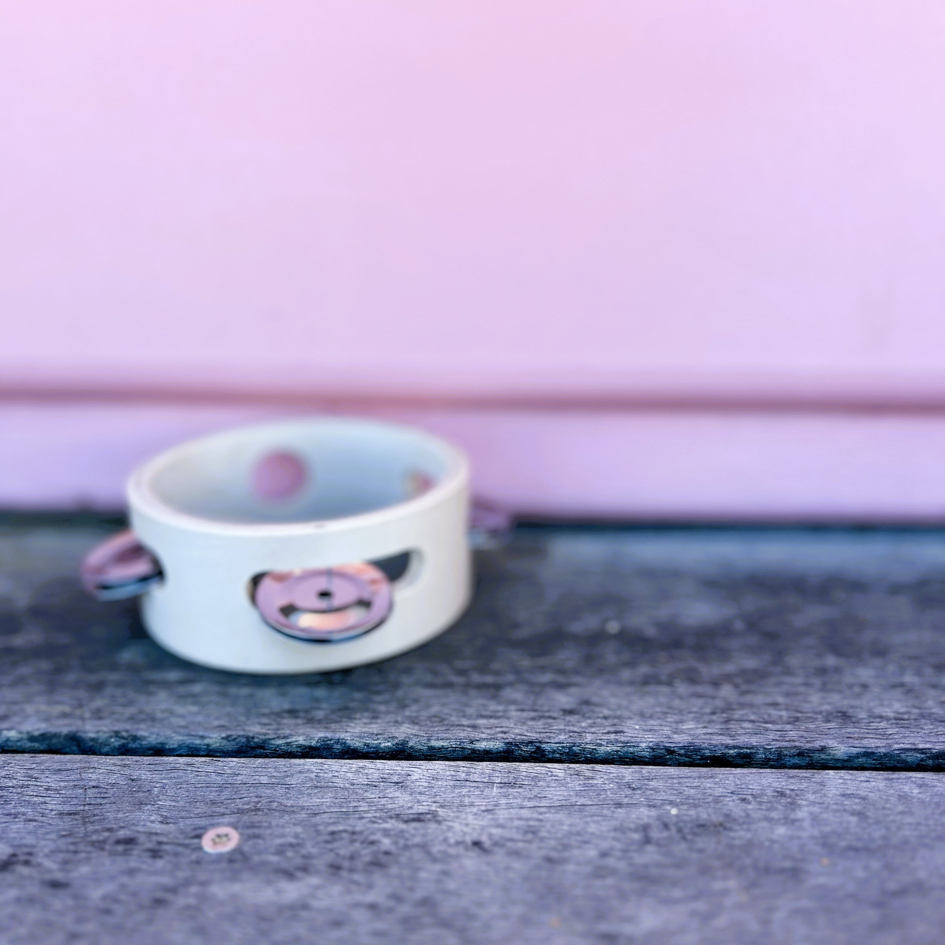 Make Me Iconic 1-piece wooden toy tambourine with classic round design is perfect for musical pretend play and developing rhythm and coordination in young kids.