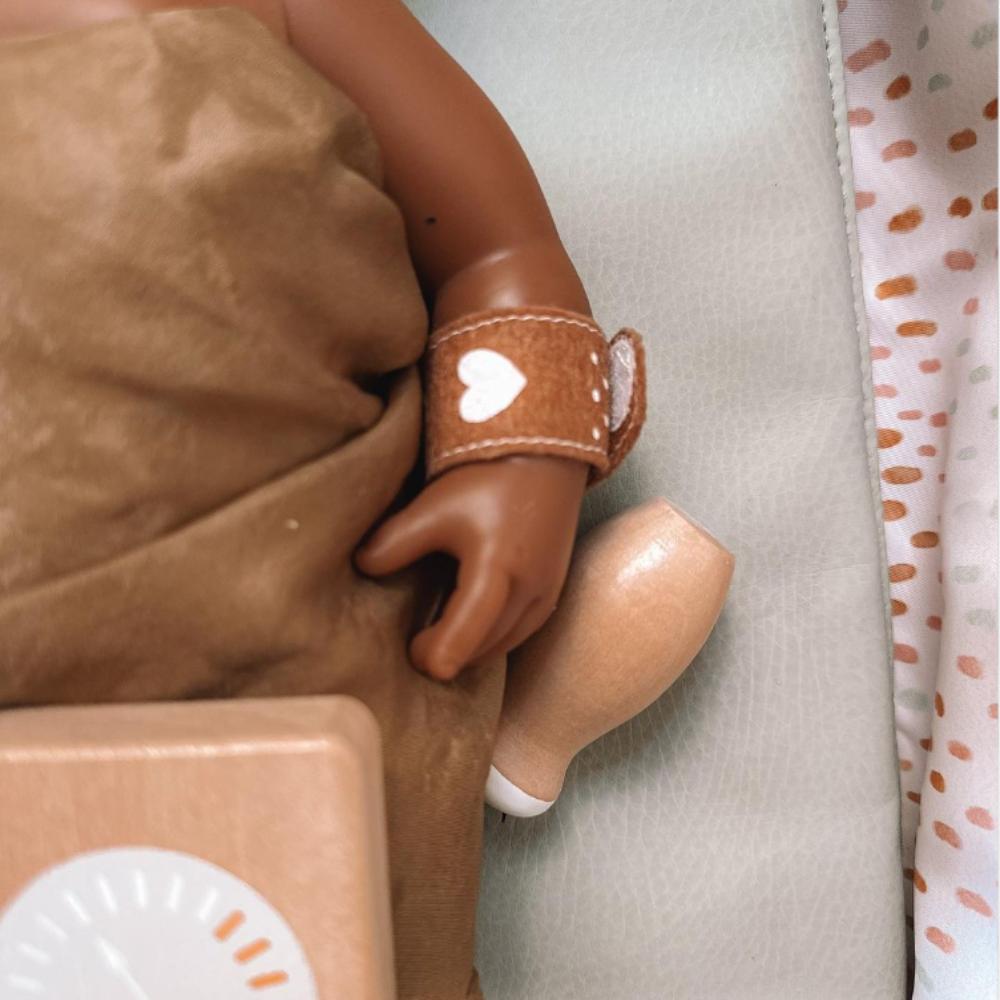 Make Me Iconic wooden Doctor’s Kit for kids, gender-neutral pretend play set with real wooden tools including stethoscope, syringe, and thermometer. Encourages imaginative play, empathy, and role-playing for young doctors and nurses.