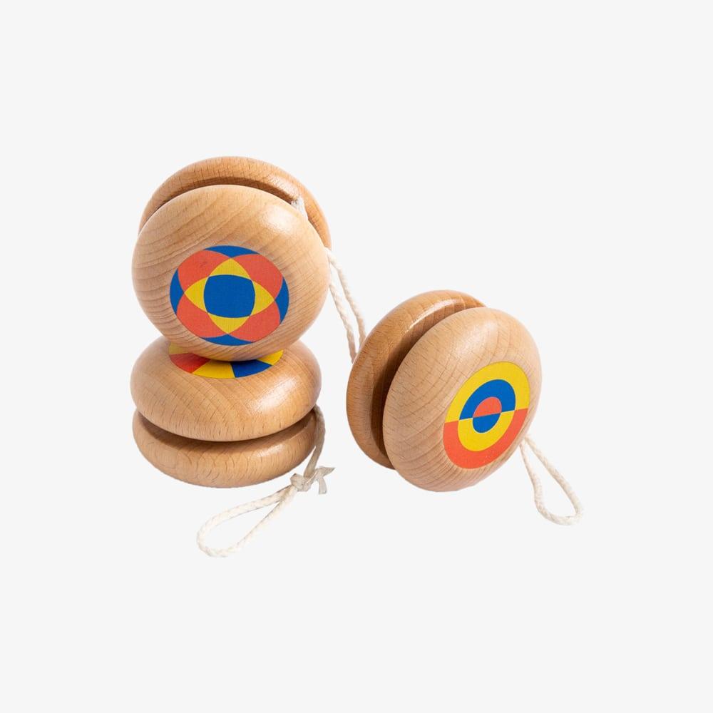 Make Me Iconic classic wooden Yo Yo toy in retro-inspired design, perfect for kids and adults to enjoy screen-free fun, master tricks, and relive timeless childhood play.
