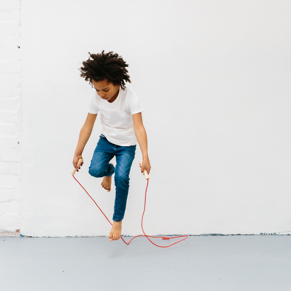 hildren’s skipping rope with wooden handles – classic outdoor toy for active and screen-free playtime.