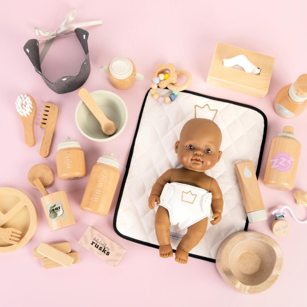 Make Me Iconic 3-piece wooden toy jar set with jar, removable lid, and wooden spoon is perfect for pretend play, scooping fun, and imaginative role play.