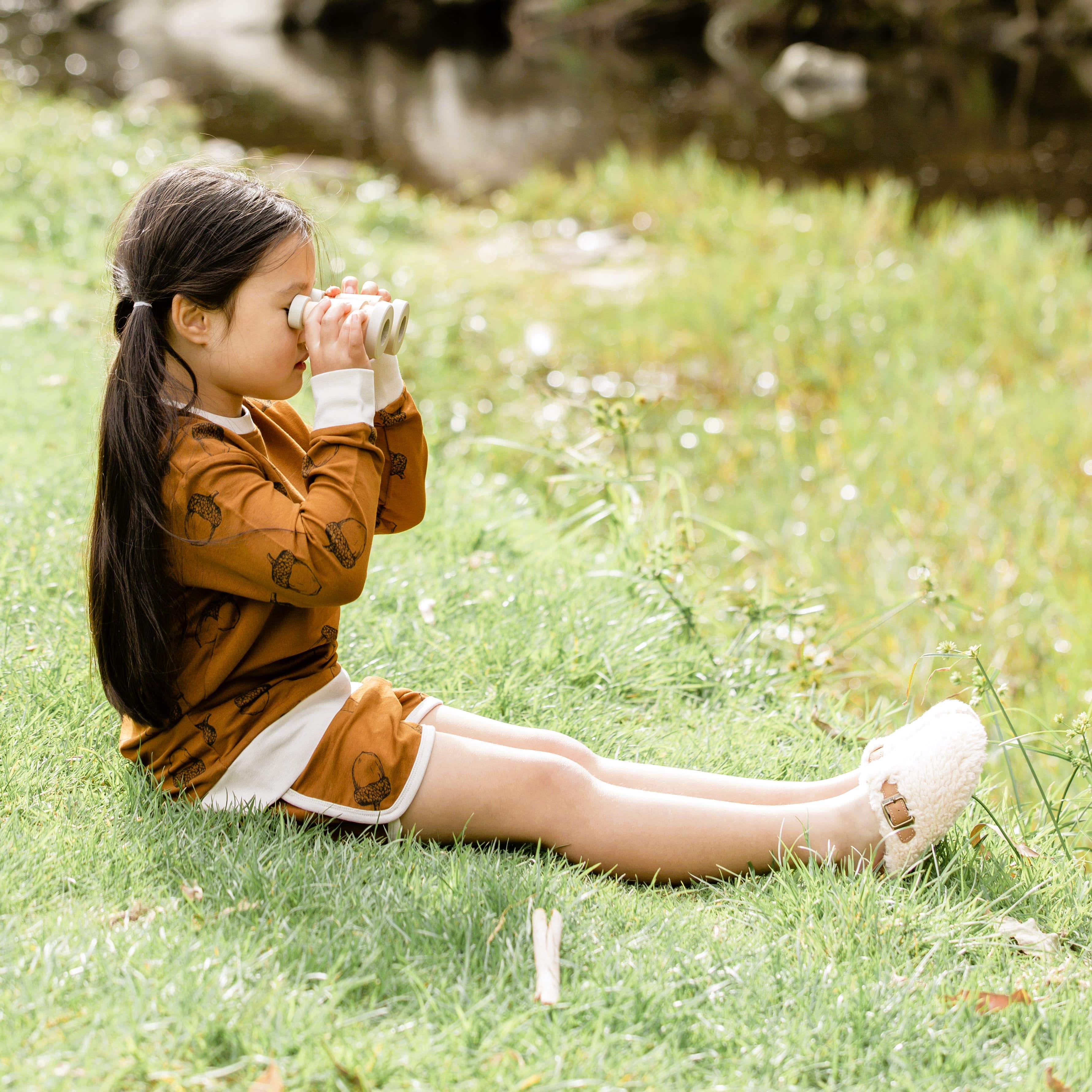 Wooden toy binoculars with a smooth natural finish, perfectly sized for little hands. Ideal for pretend play adventures like pirate hunts, backyard exploration, or spy missions, encouraging creativity and role-play without screens or batteries.