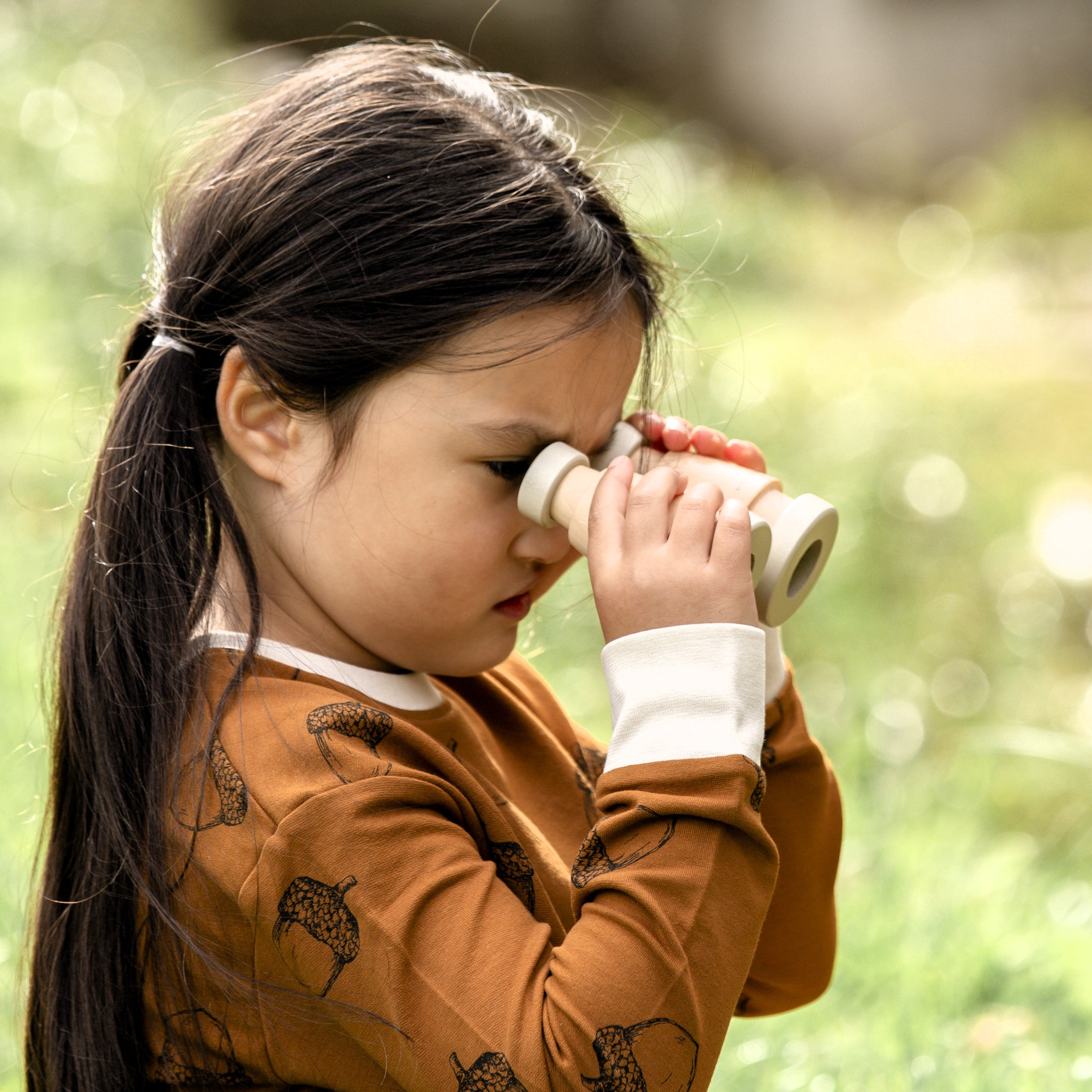 Wooden toy binoculars with a smooth natural finish, perfectly sized for little hands. Ideal for pretend play adventures like pirate hunts, backyard exploration, or spy missions, encouraging creativity and role-play without screens or batteries.