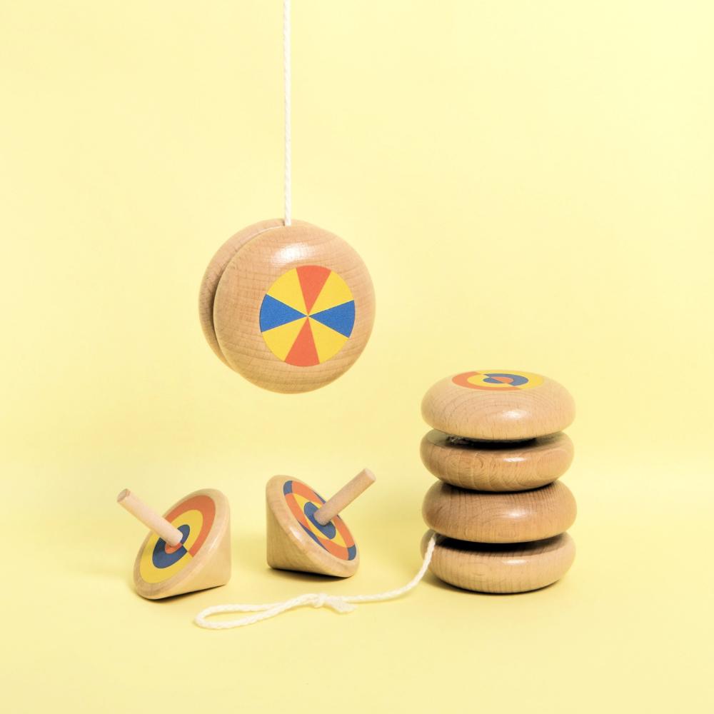 Make Me Iconic classic wooden Yo Yo toy in retro-inspired design, perfect for kids and adults to enjoy screen-free fun, master tricks, and relive timeless childhood play.