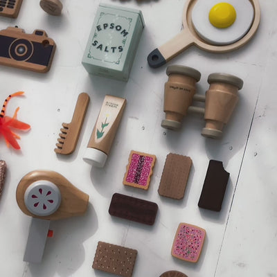 Wooden toy camera for kids with real viewfinder and pressable button, designed for imaginative pretend play and creative role-play photography fun.