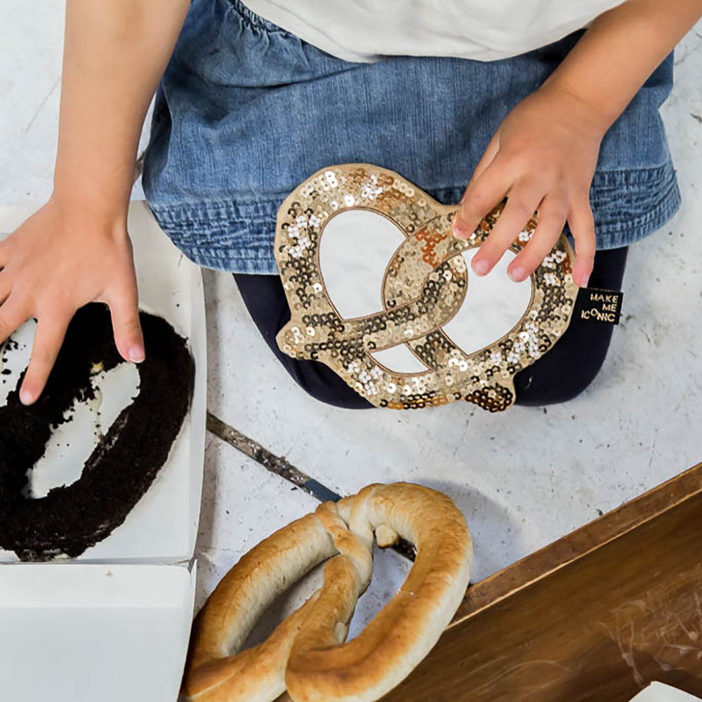 ICONIC SEQUIN PURSE - PRETZEL